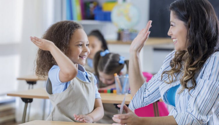 التفاعل بين المعلم والطالب